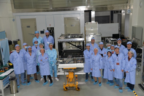 Franco-Chinese integration team in front of the Payload Module (QM)