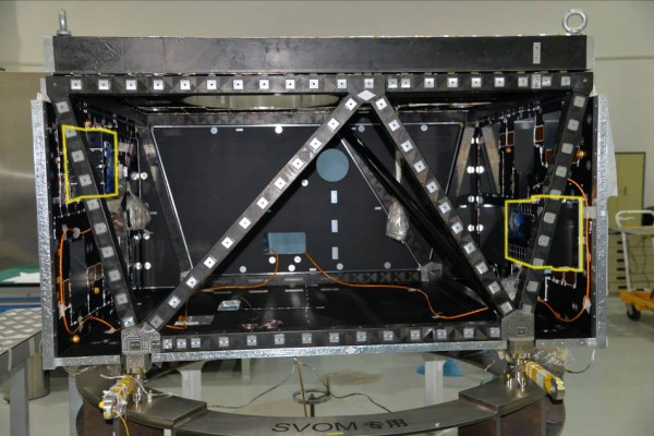 Module Charge Utile QM SVOM avec le boitier MXT (en haut à gauche) et ECLAIRs (en bas à droite)