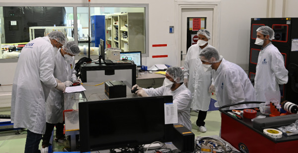 Réception et contrôle du modèle de vol de l’UGTS en salle Signe-3 au CNES