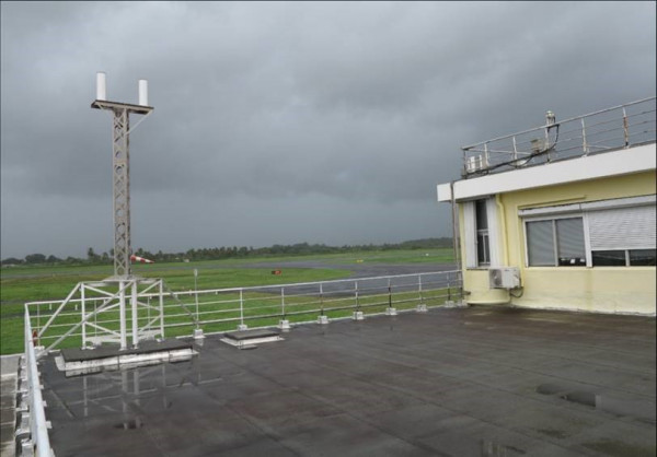 Installation de l'antenne SVOM sur le bâtiment de Météo France.