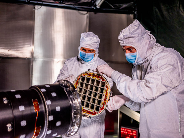 L’optique du MXT positonnée à l'entrée du télescope MXT. Crédits : CNES/DE T. PRADA, 2021.