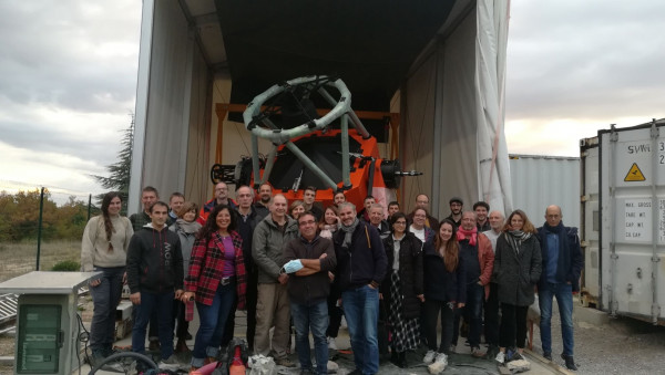 Photo de groupe réalisée à l'OHP lors du meeting aucour duquel le test à ét éeffectué. En arrière plan, le télescope Colibri qui sera utilisé pour suivre les alertes émises par le satellite SVOM.