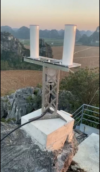 Installée sur son piton, la station domine ce magnifique paysage karstique